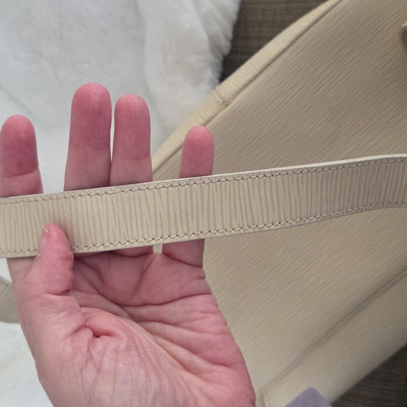 Vintage Fendi Epi Cream Shoulder Crossbody bag with adjustable strap. - Picture 11 of 16